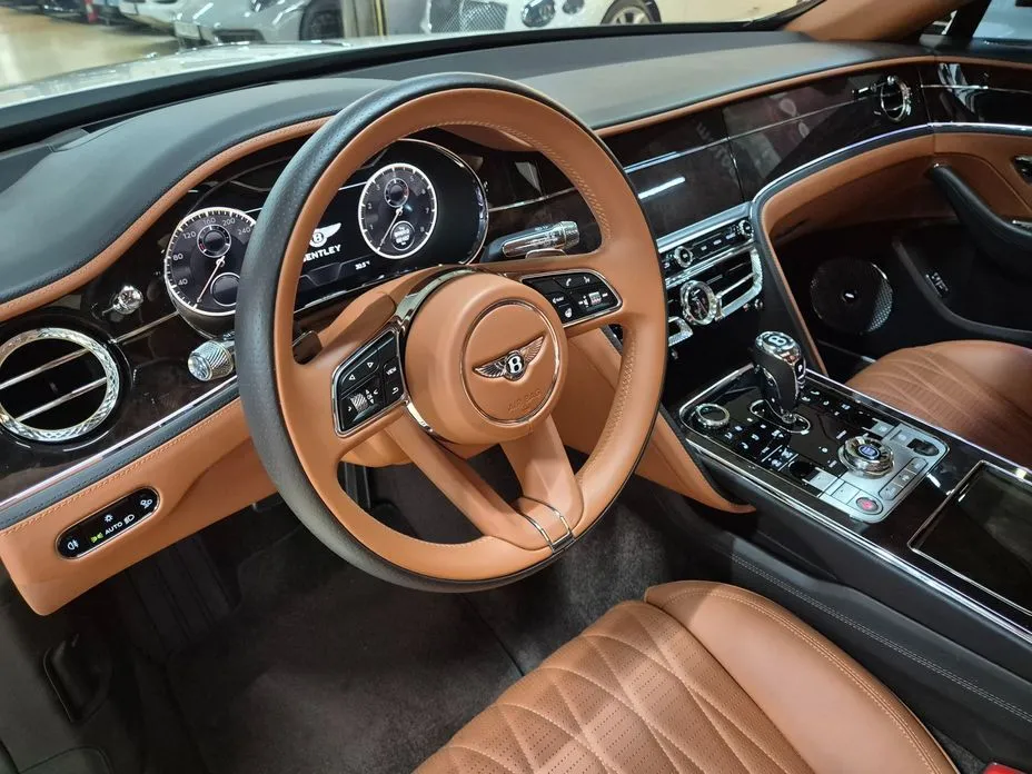 Bentley Flying Spur — фото 10
