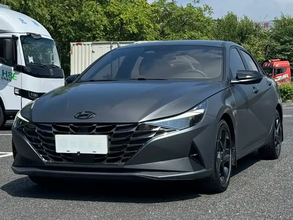 Hyundai Elantra — фото 1
