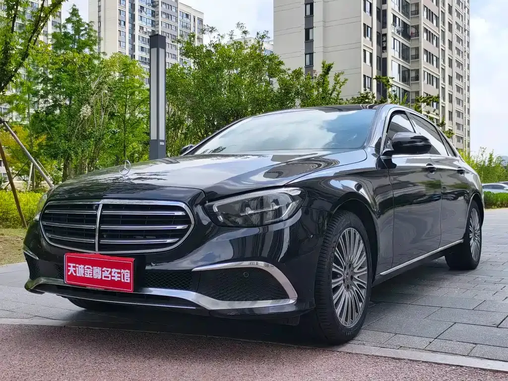 Mercedes-Benz E-Class — фото 1
