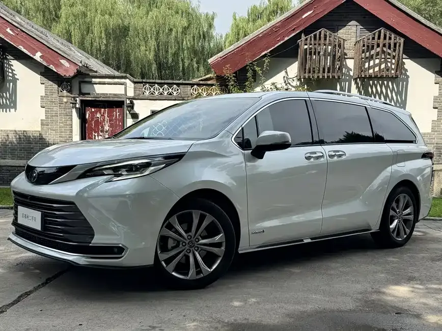 Toyota Sienna — фото 1