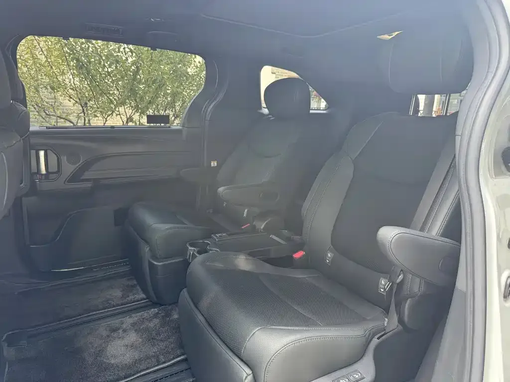 Toyota Sienna — фото 4