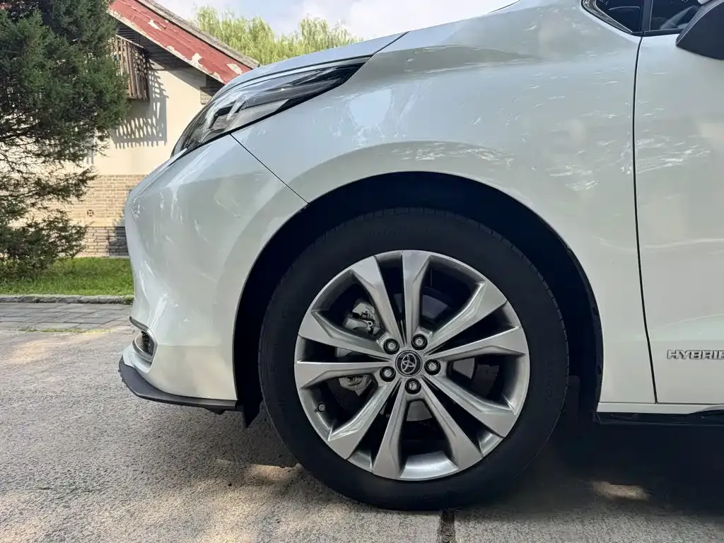 Toyota Sienna — фото 5