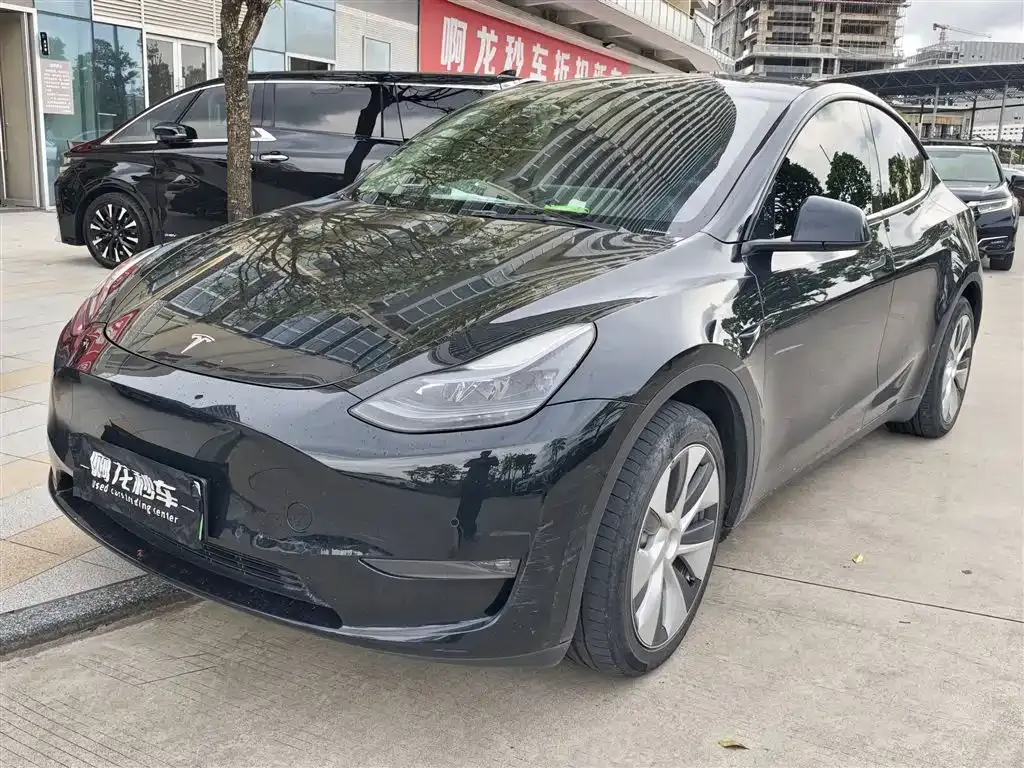 Tesla Model Y — фото 1