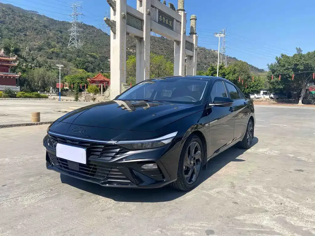 Hyundai Elantra — фото 1