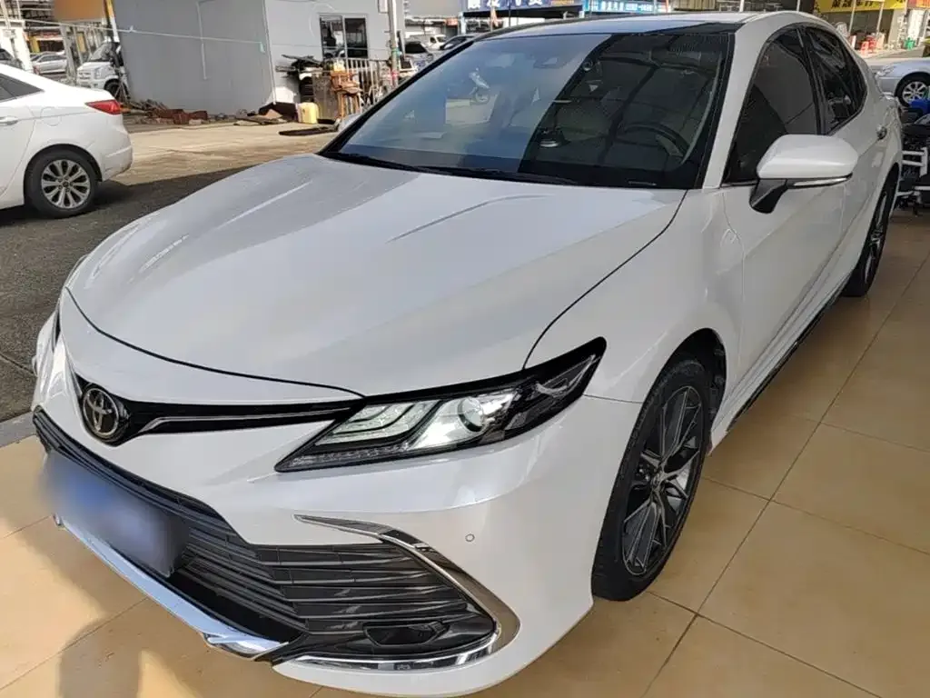 Toyota Camry — фото 1