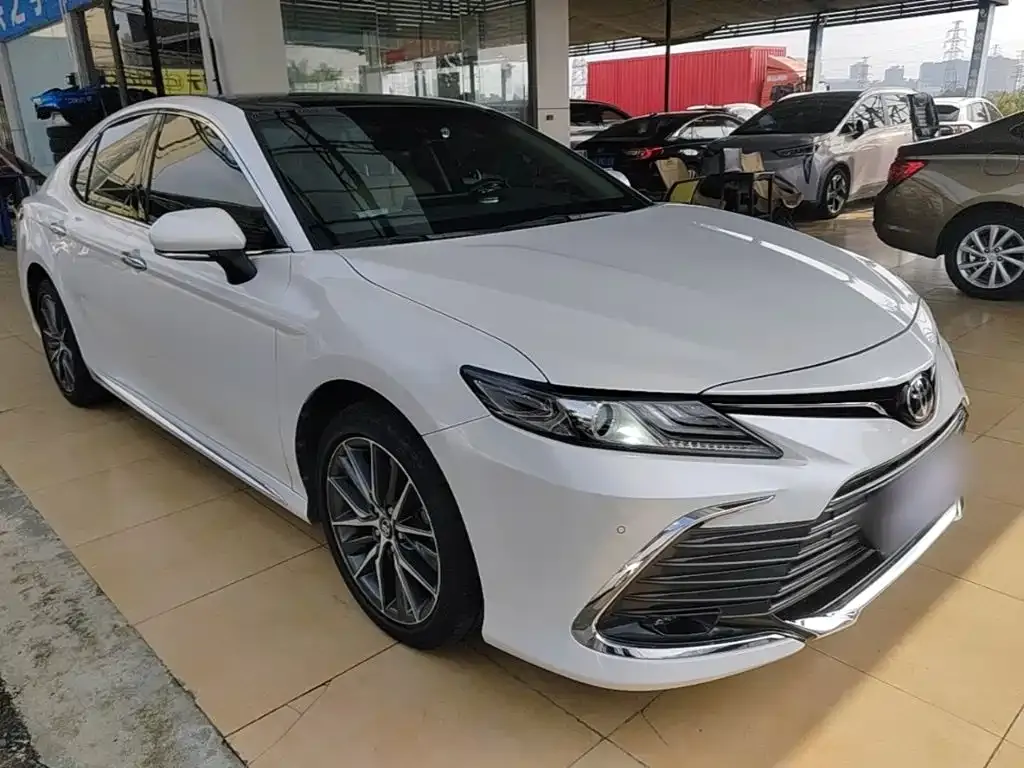 Toyota Camry — фото 2