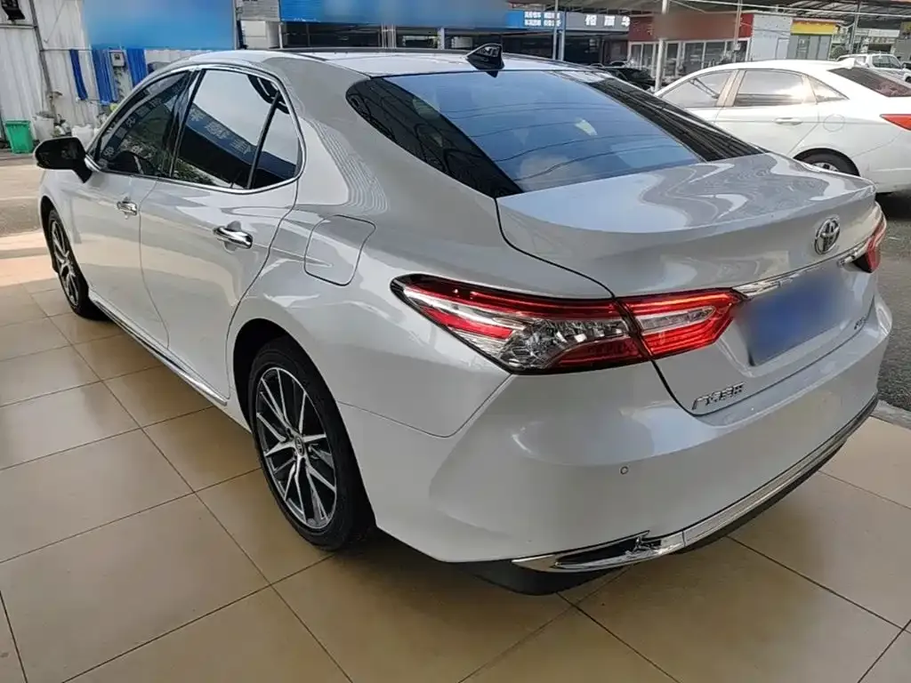 Toyota Camry — фото 8