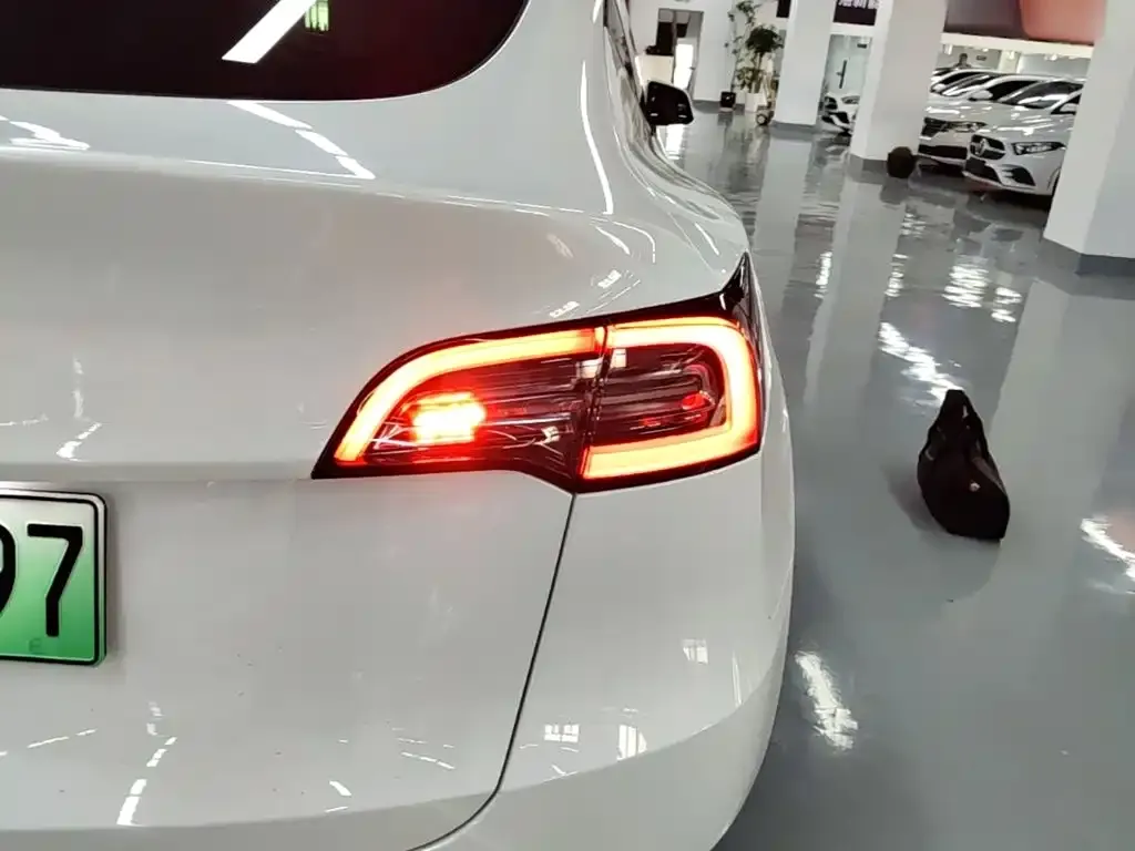 Tesla Model Y — фото 5