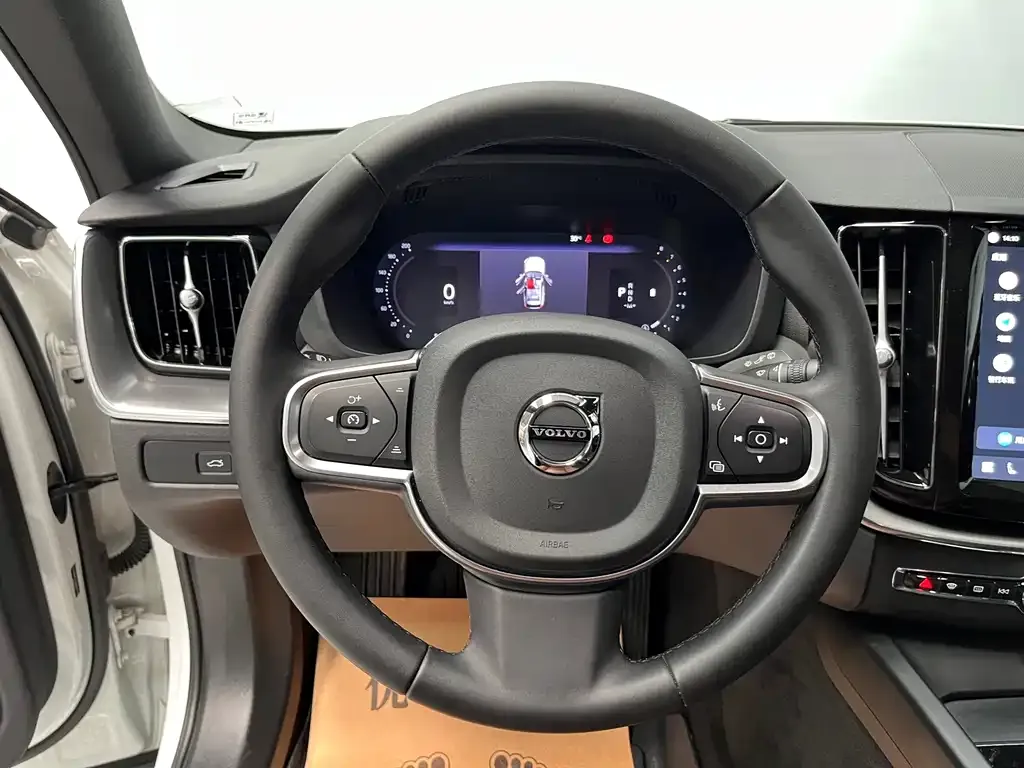 Volvo XC60 — фото 4