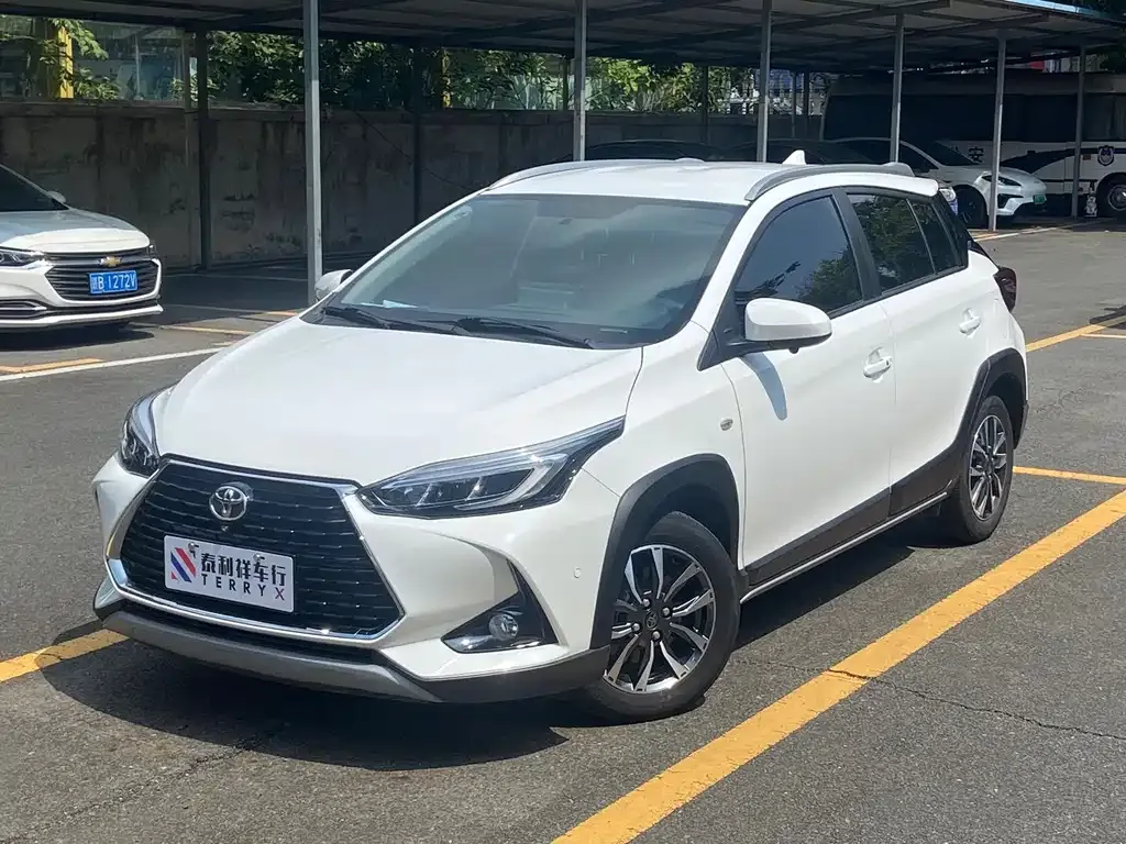 Toyota Yaris L — фото 1