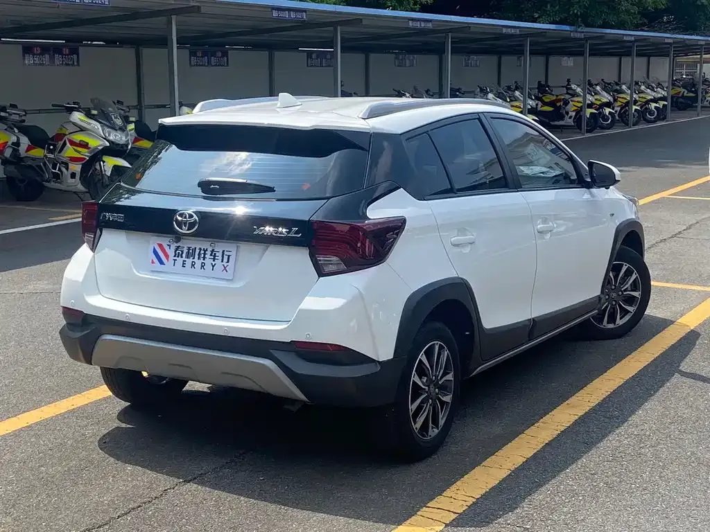 Toyota Yaris L — фото 8