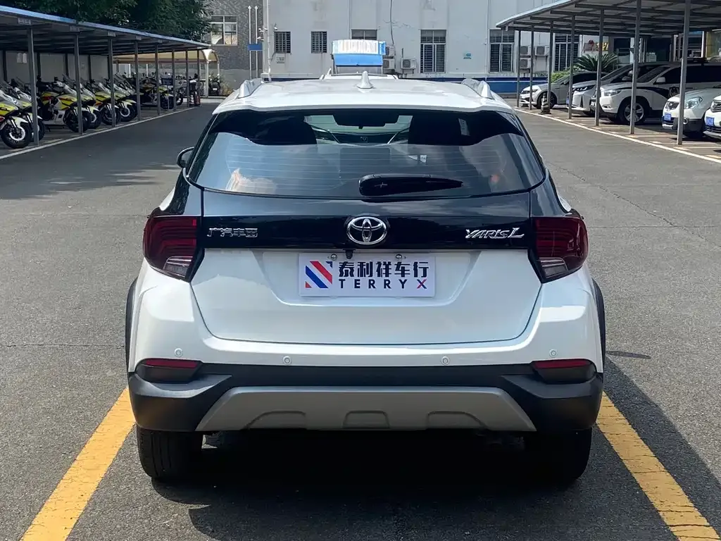 Toyota Yaris L — фото 2