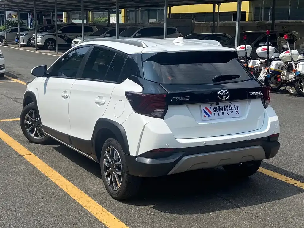 Toyota Yaris L — фото 4