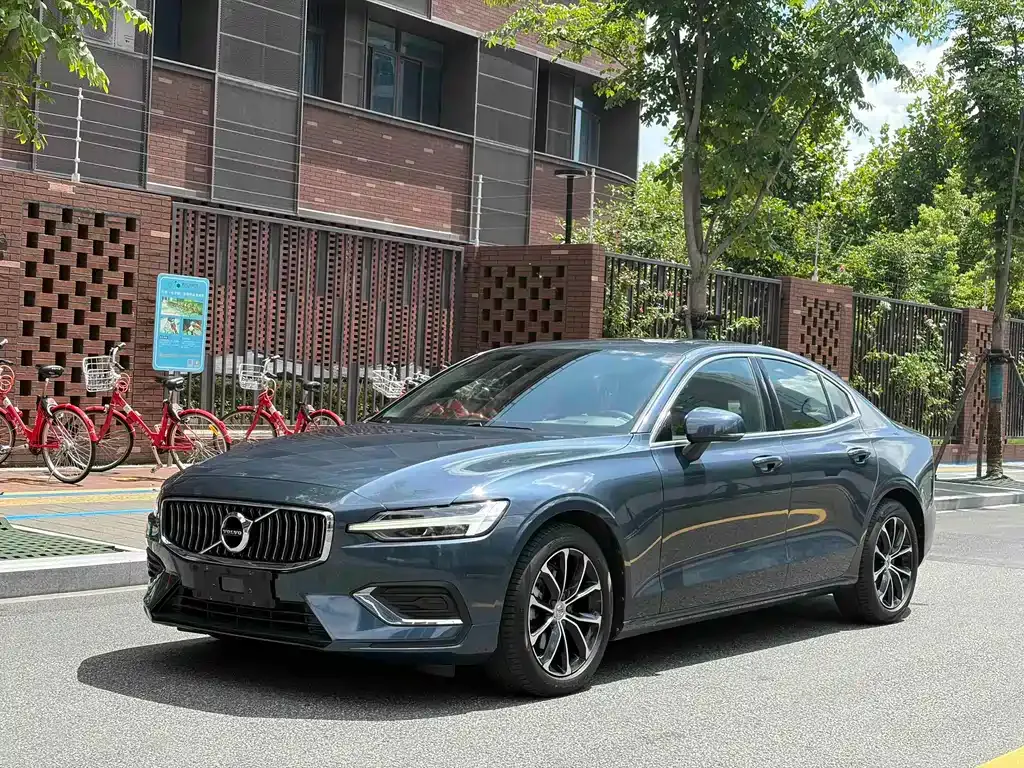 Volvo S60 — фото 1