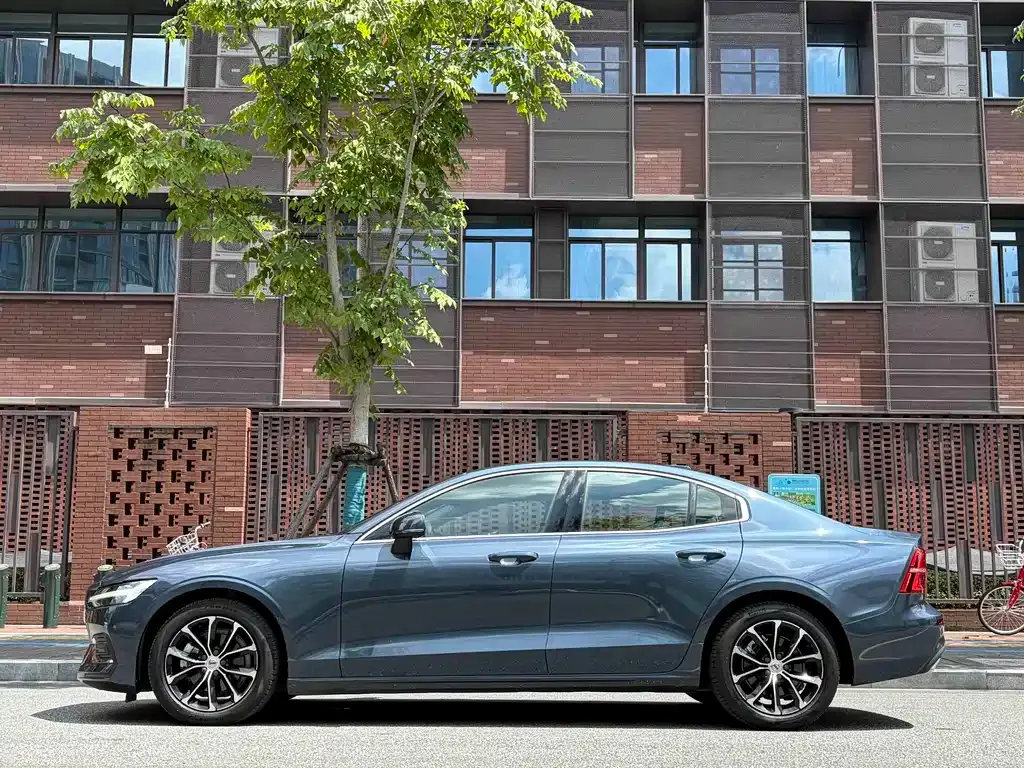 Volvo S60 — фото 10