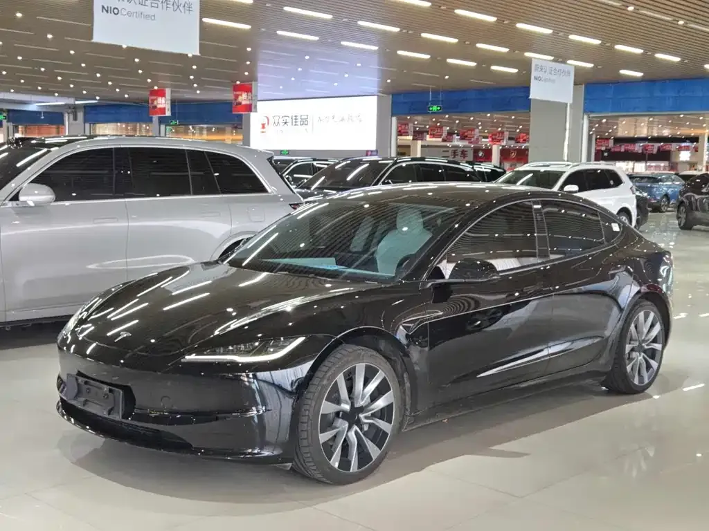 Tesla Model 3 — фото 1
