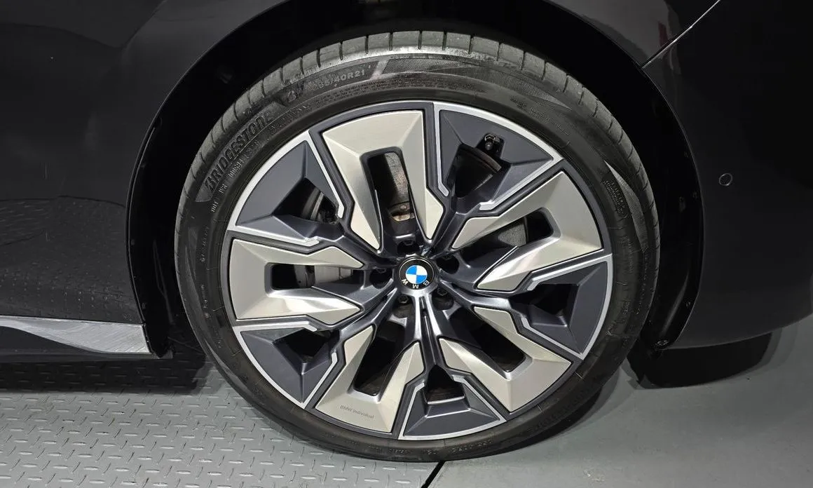 BMW i7 — фото 9