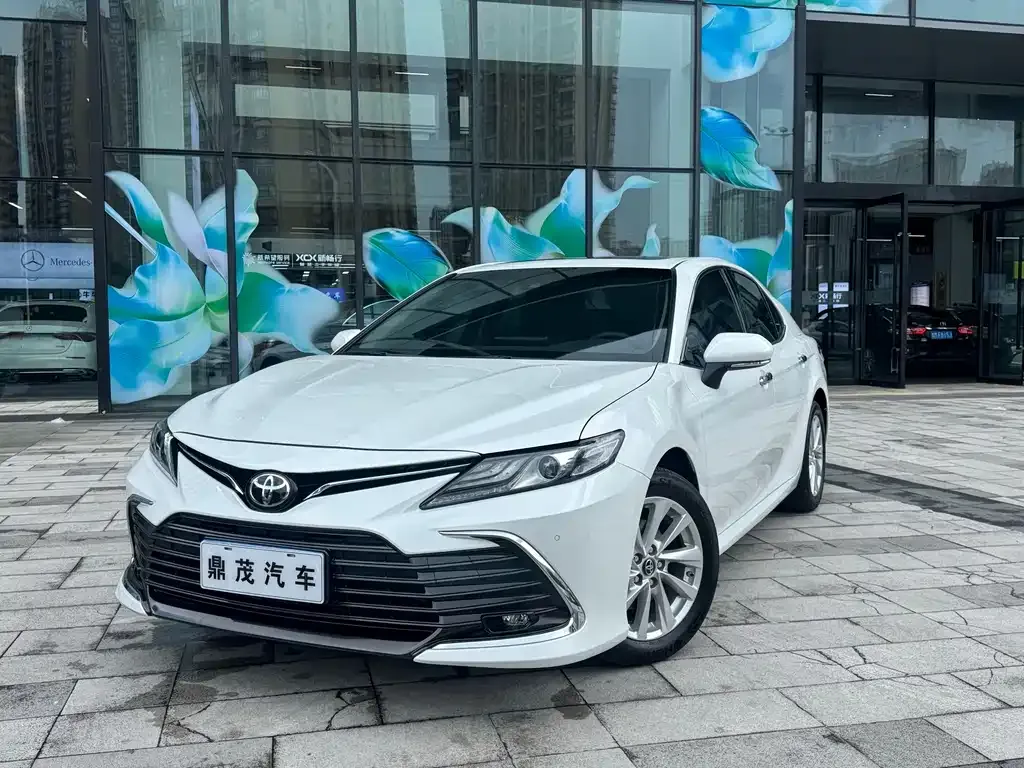 Toyota Camry — фото 1