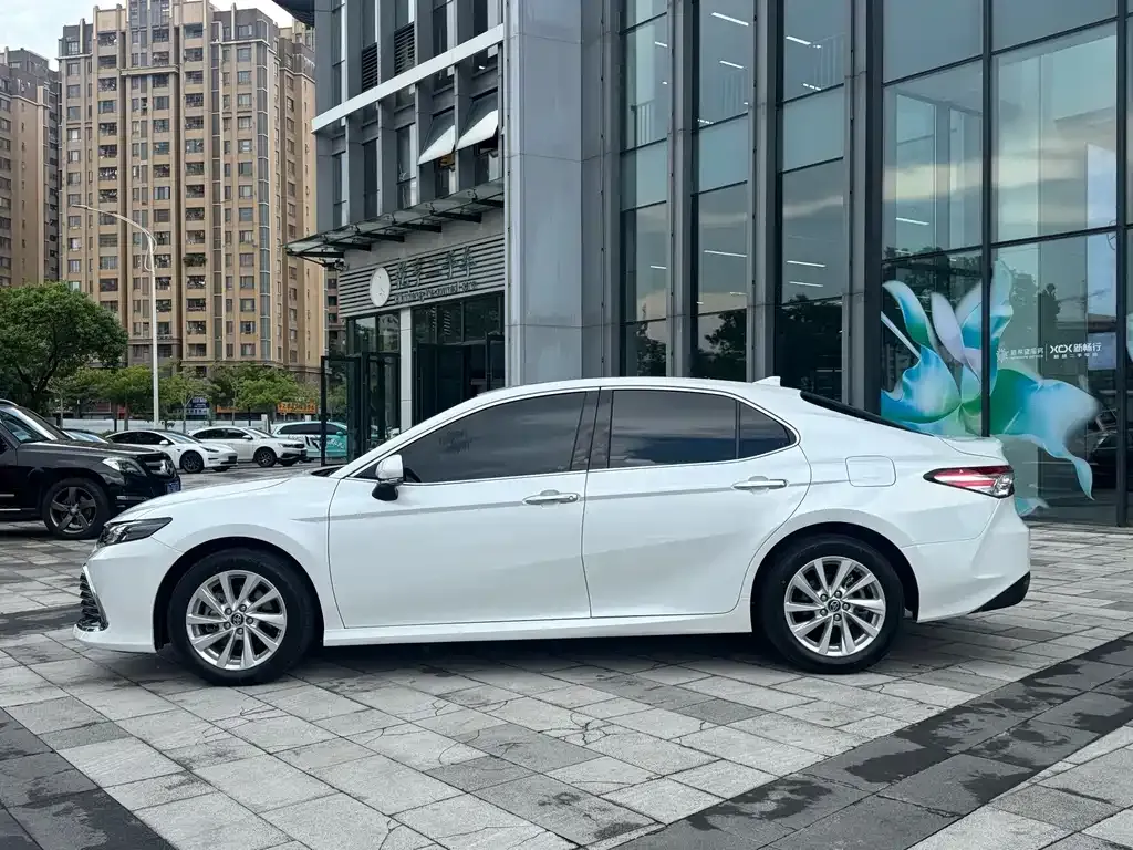 Toyota Camry — фото 8