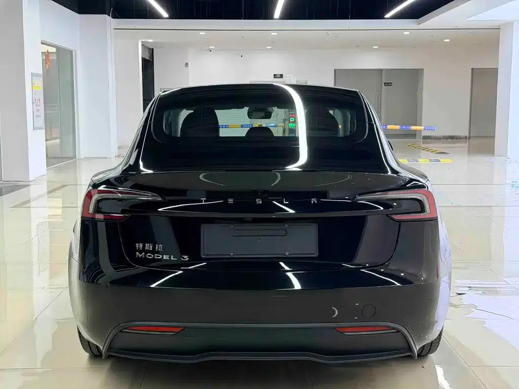 Tesla Model 3 — фото 9