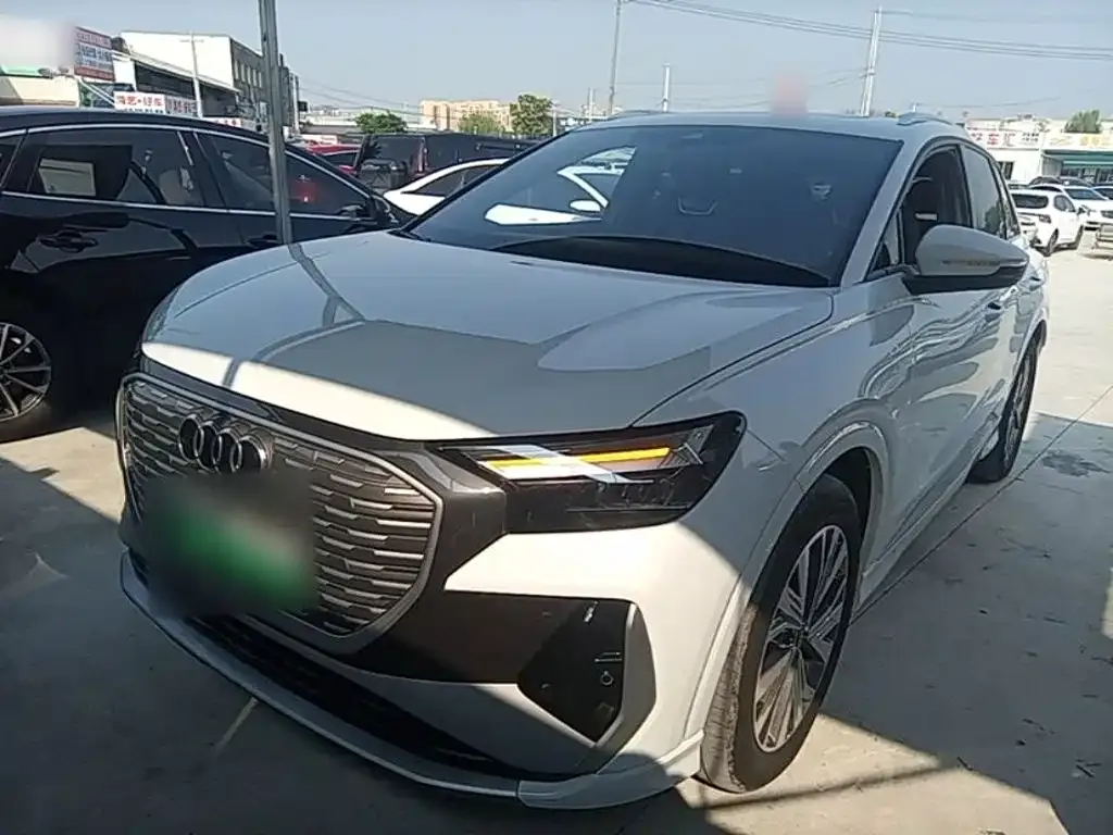 Audi Q4 e-tron — фото 1