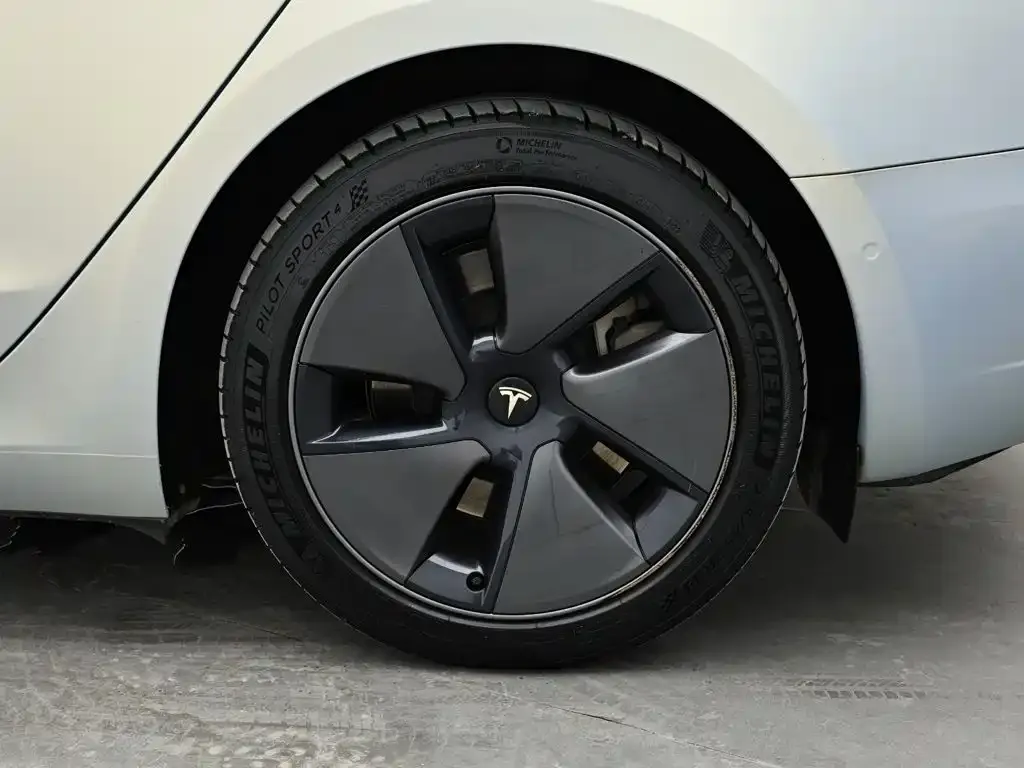 Tesla Model 3 — фото 10