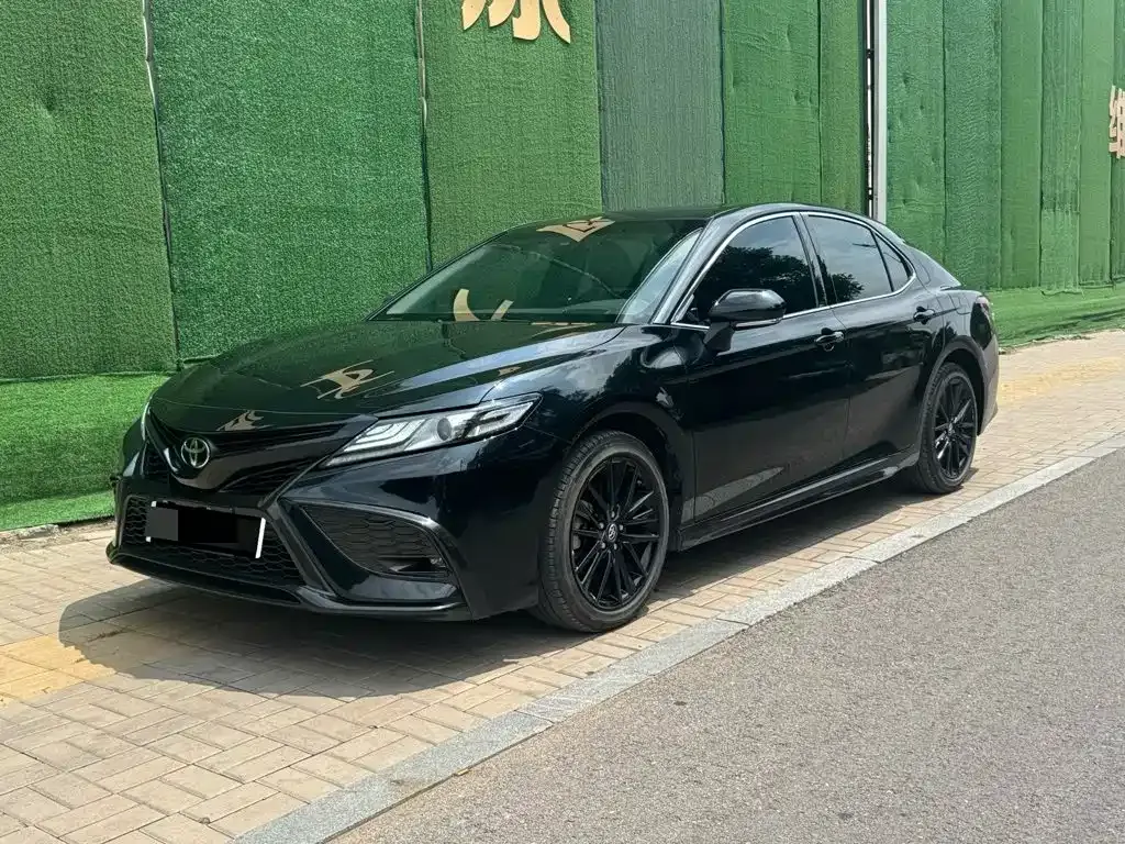Toyota Camry — фото 1