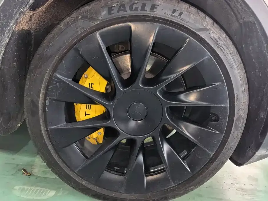 Tesla Model Y — фото 10