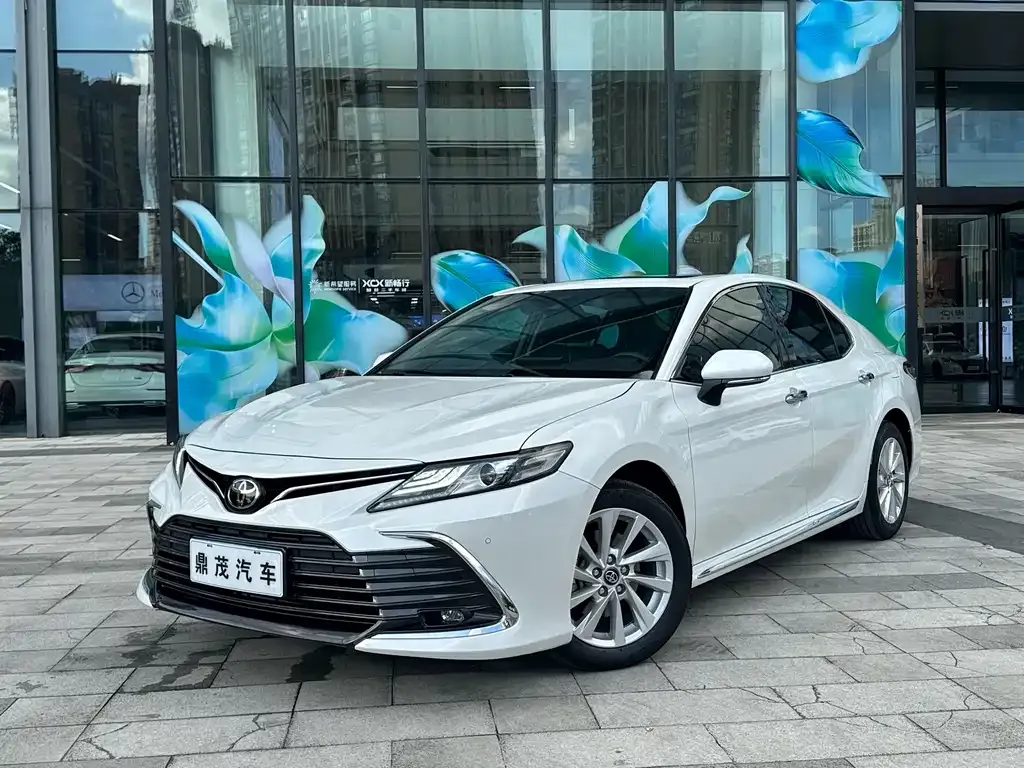 Toyota Camry — фото 1