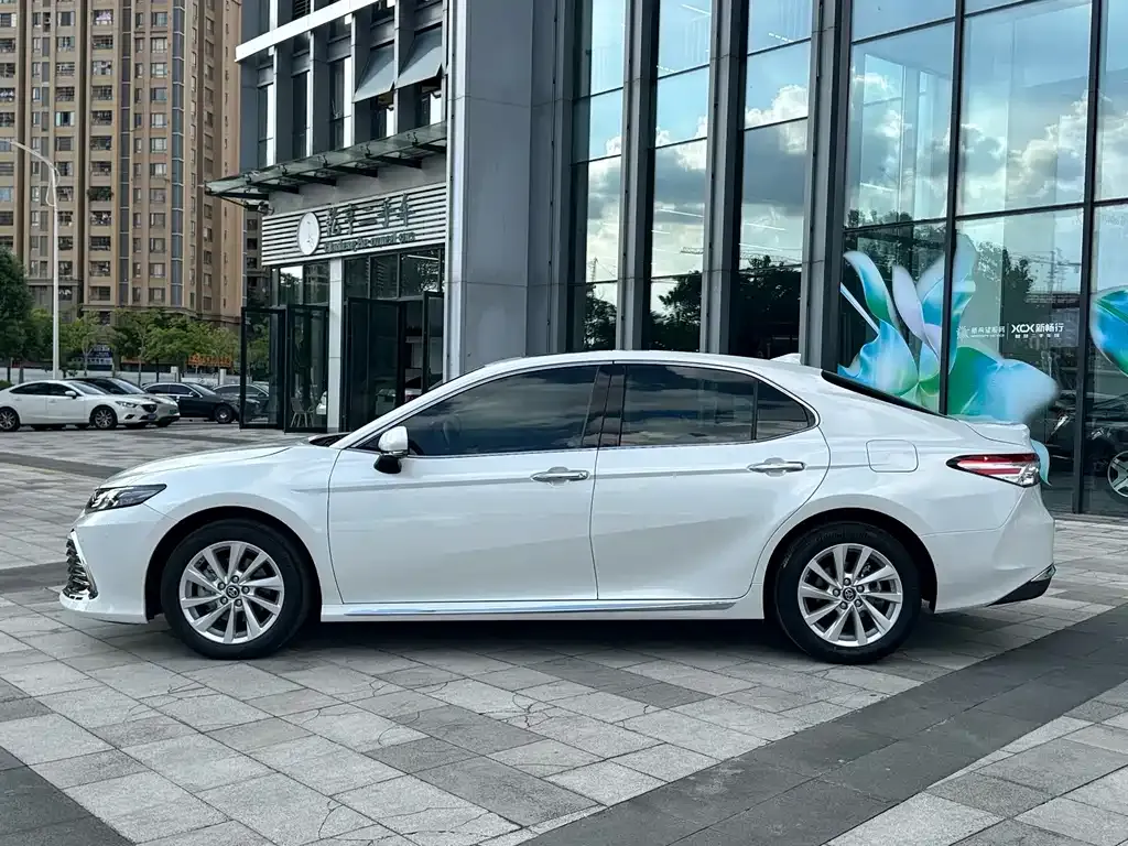 Toyota Camry — фото 7