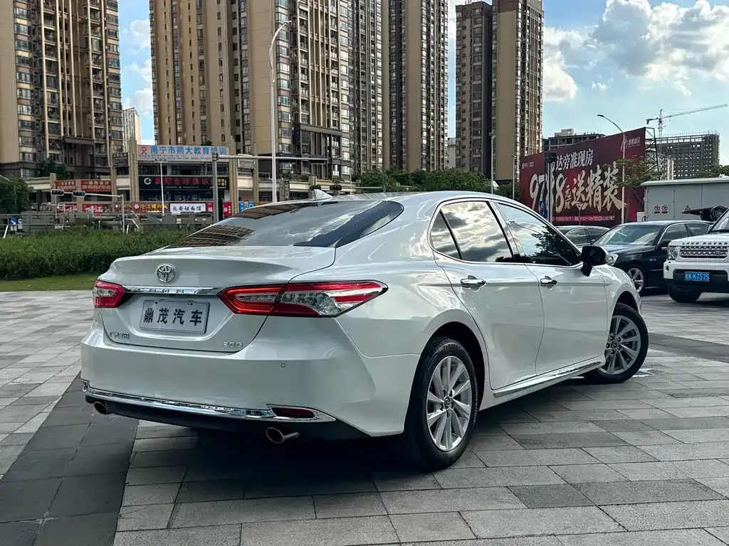 Toyota Camry — фото 9