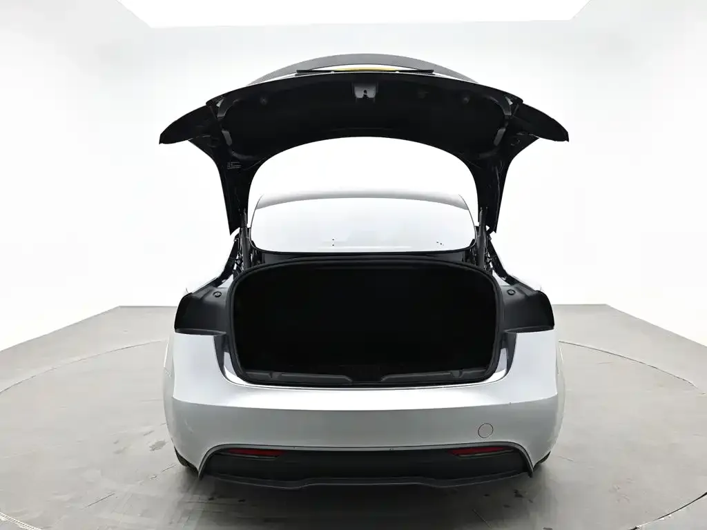 Tesla Model 3 — фото 9