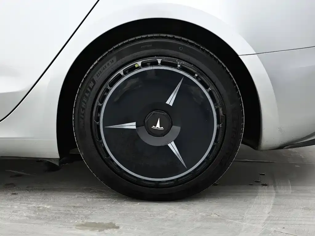 Tesla Model 3 — фото 8
