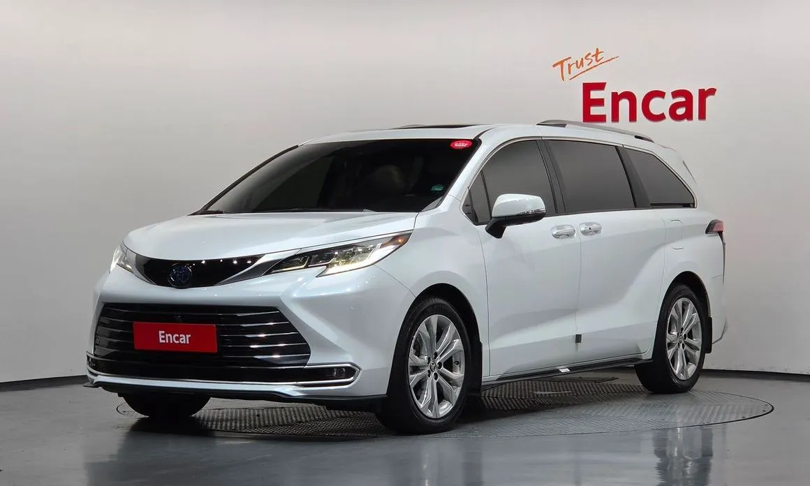 Toyota Sienna — фото 1