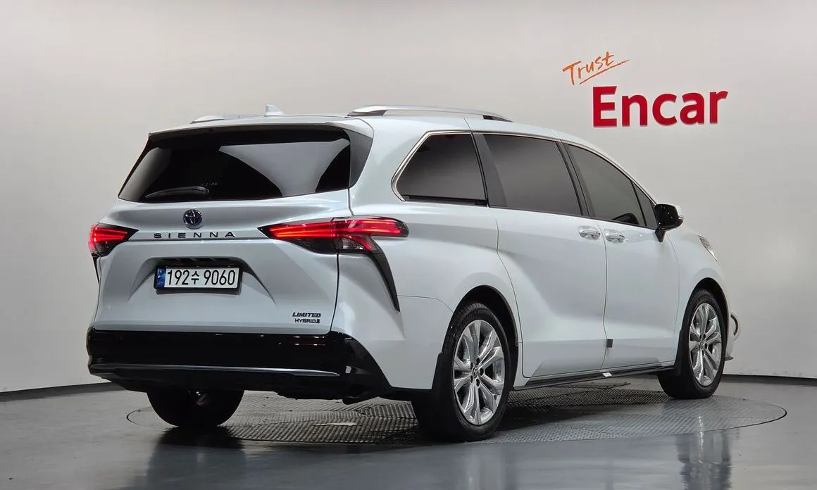 Toyota Sienna — фото 2