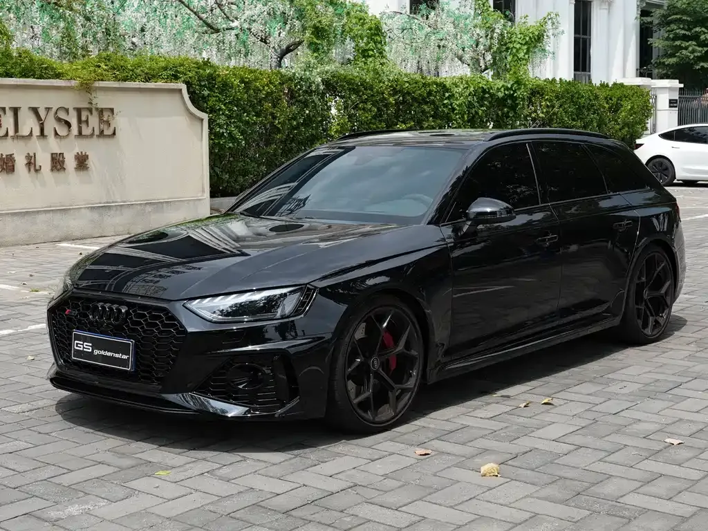 Audi RS 4 — фото 1