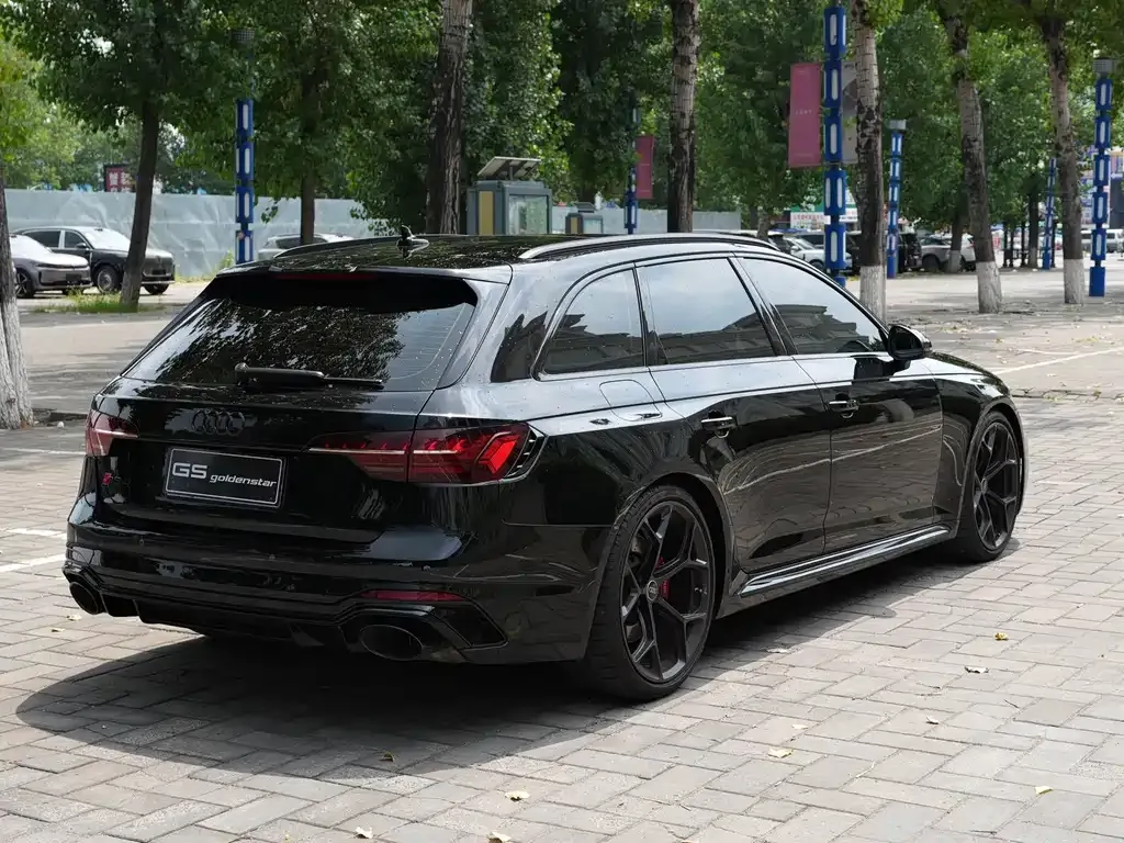 Audi RS 4 — фото 8