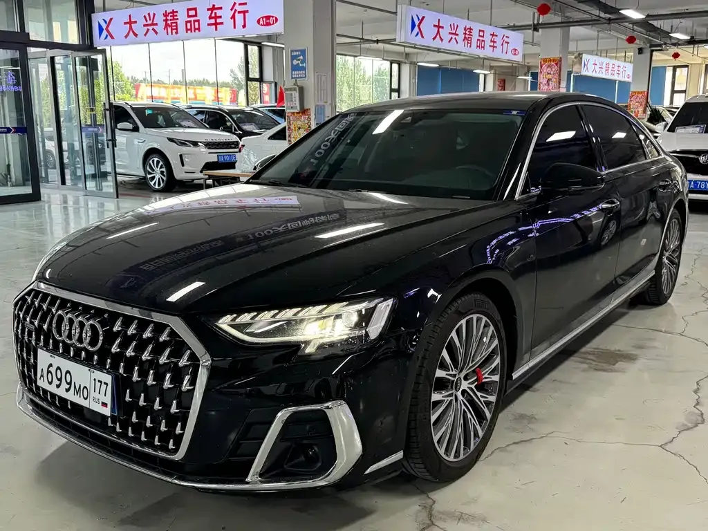 Audi A8 — фото 1