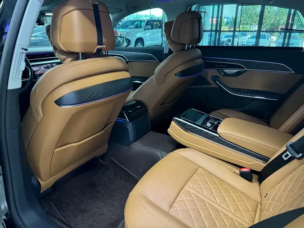 Audi A8 — фото 2