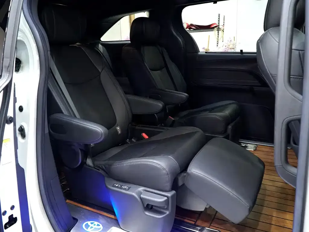 Toyota Sienna — фото 7