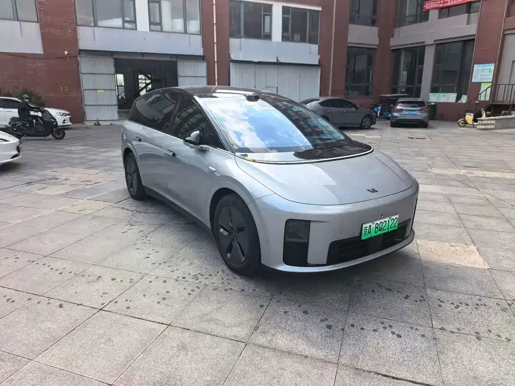 Li Auto i8 — фото 1