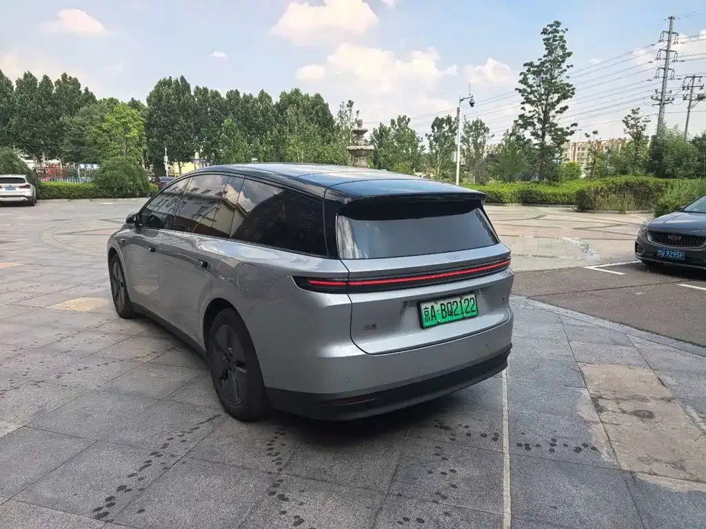 Li Auto i8 — фото 9