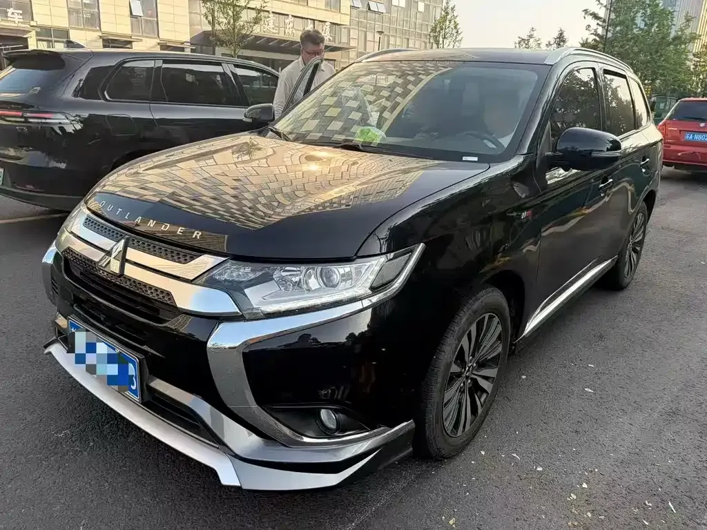 Mitsubishi Outlander — фото 1