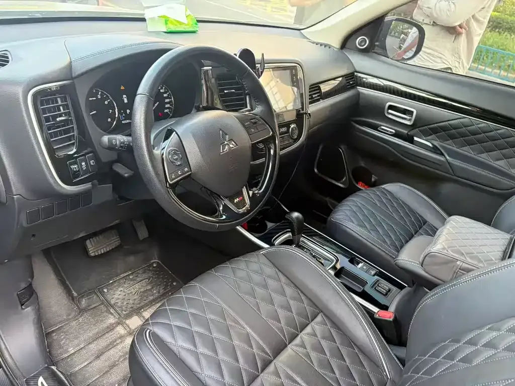 Mitsubishi Outlander — фото 9