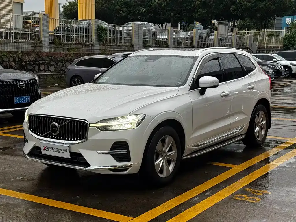 Volvo XC60 — фото 1