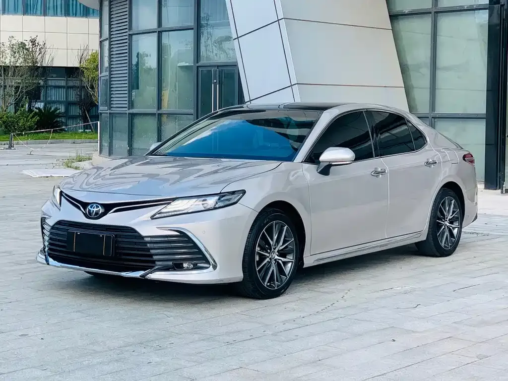 Toyota Camry — фото 1