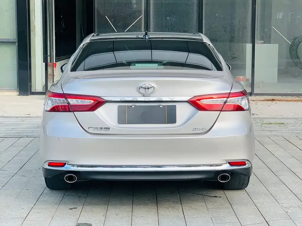 Toyota Camry — фото 2