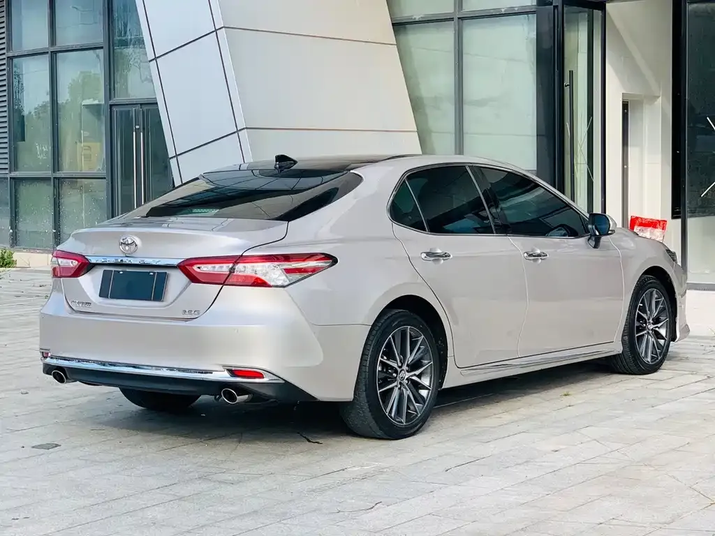 Toyota Camry — фото 5