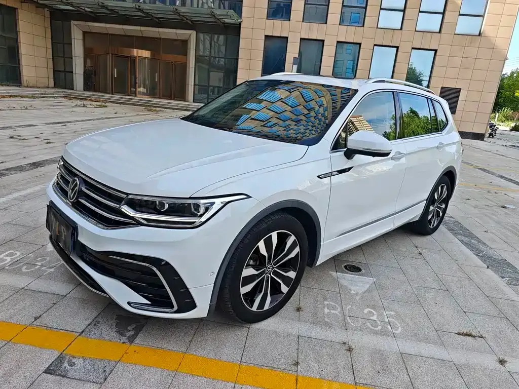 Volkswagen Tiguan L — фото 1