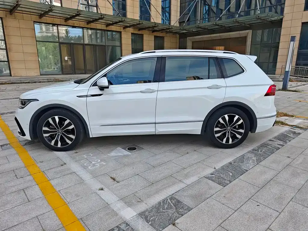 Volkswagen Tiguan L — фото 6